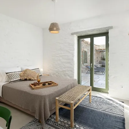 Triad فيلة Ioulis