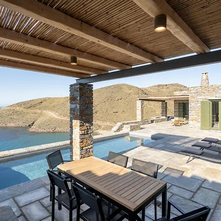 فيلة Triad Ioulis