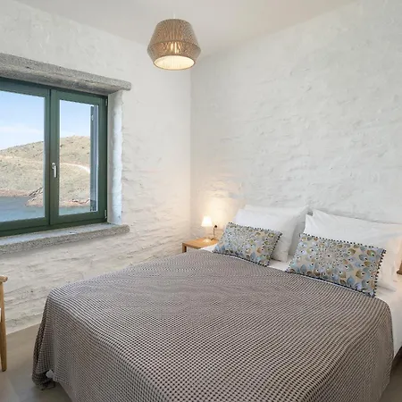 Triad فيلة Ioulis