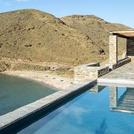 فيلة Triad Ioulis